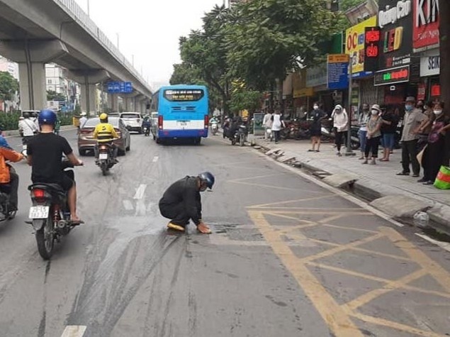 Nguoi dan ong don vet dau thai bi do giua duong hinh anh