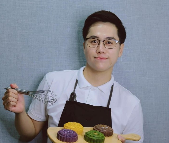 Tiep vien hang khong bo nghe, o nha lam banh hinh anh