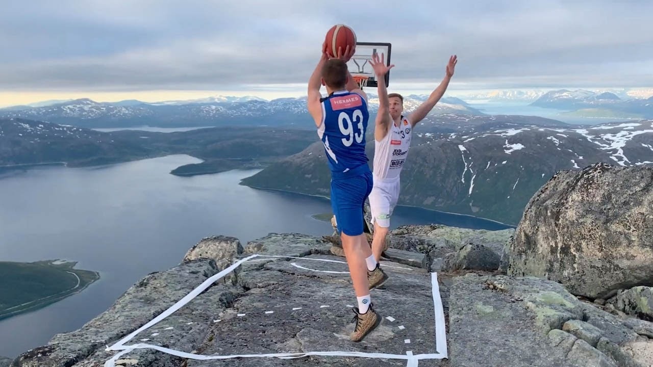 Choi bong ro, tap ta tren dinh nui cao 1.000 m hinh anh