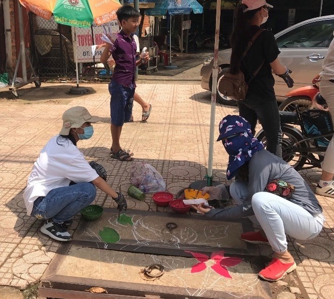 ve tranh tren nap cong anh 1