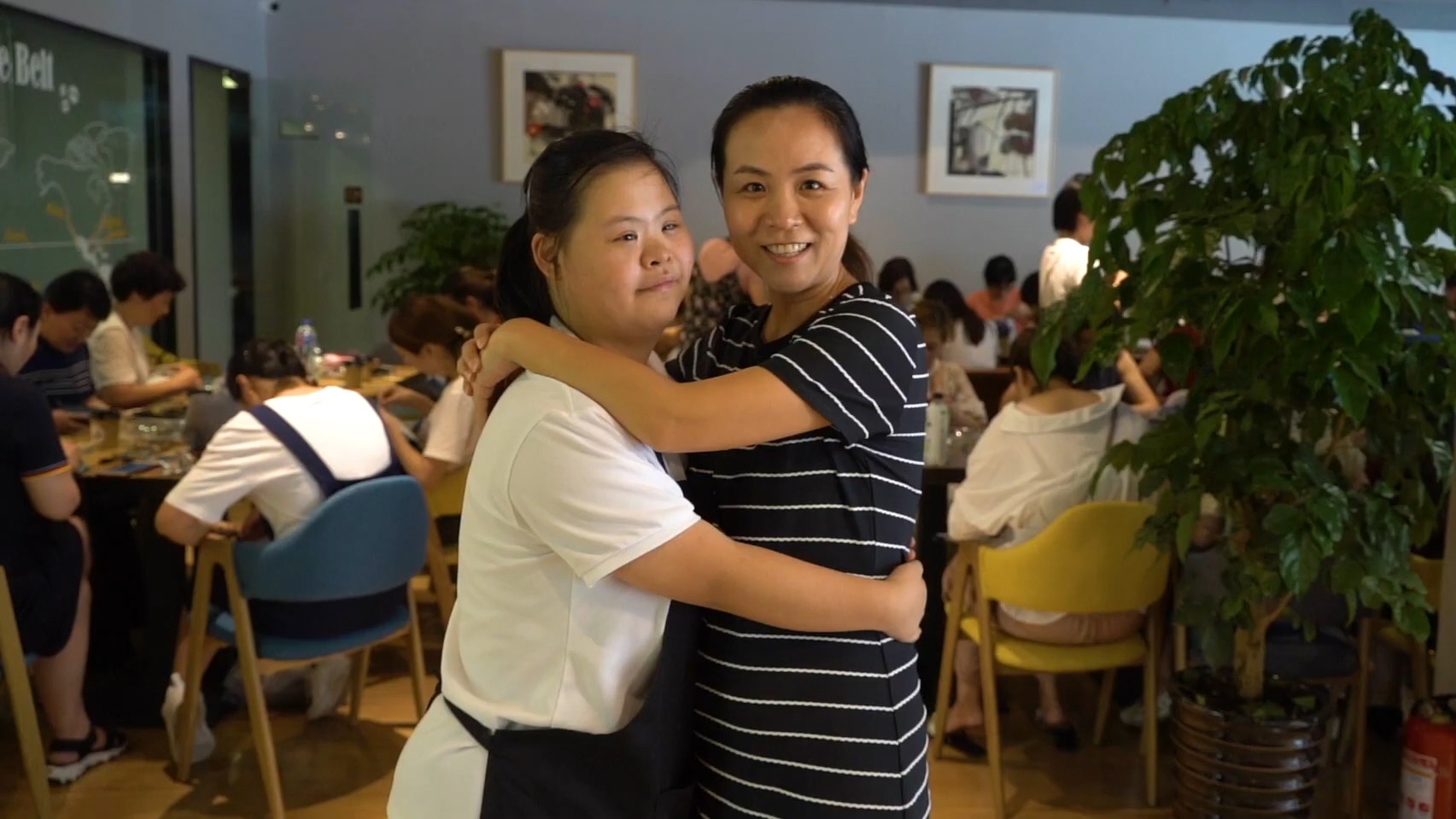 Quan ca phe tuyen nhan vien mac hoi chung Down hinh anh