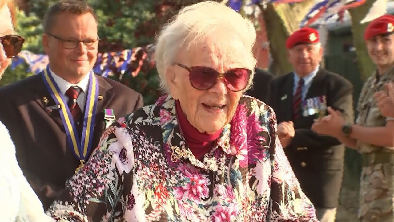 Cu ba 102 tuoi di bo gan 60 km de gay quy tu thien hinh anh