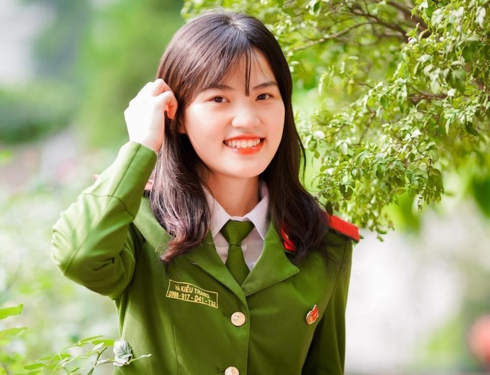 Nu thu khoa dau ra cua Hoc vien Canh sat nhan dan hinh anh