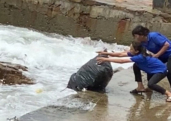 Nhan vien quan ca phe o TP Vung Tau nem tui rac xuong bien hinh anh