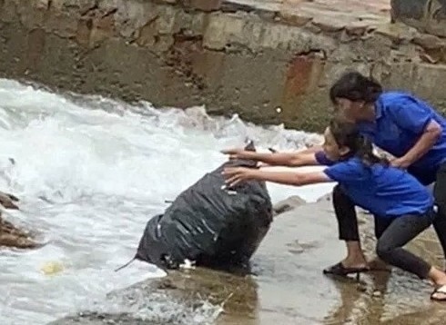 Chu quan ca phe vut rac xuong bien o Vung Tau bi lap bien ban hinh anh