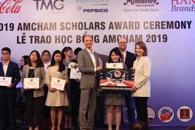 thu khoa dau ra dai hoc luat anh 2