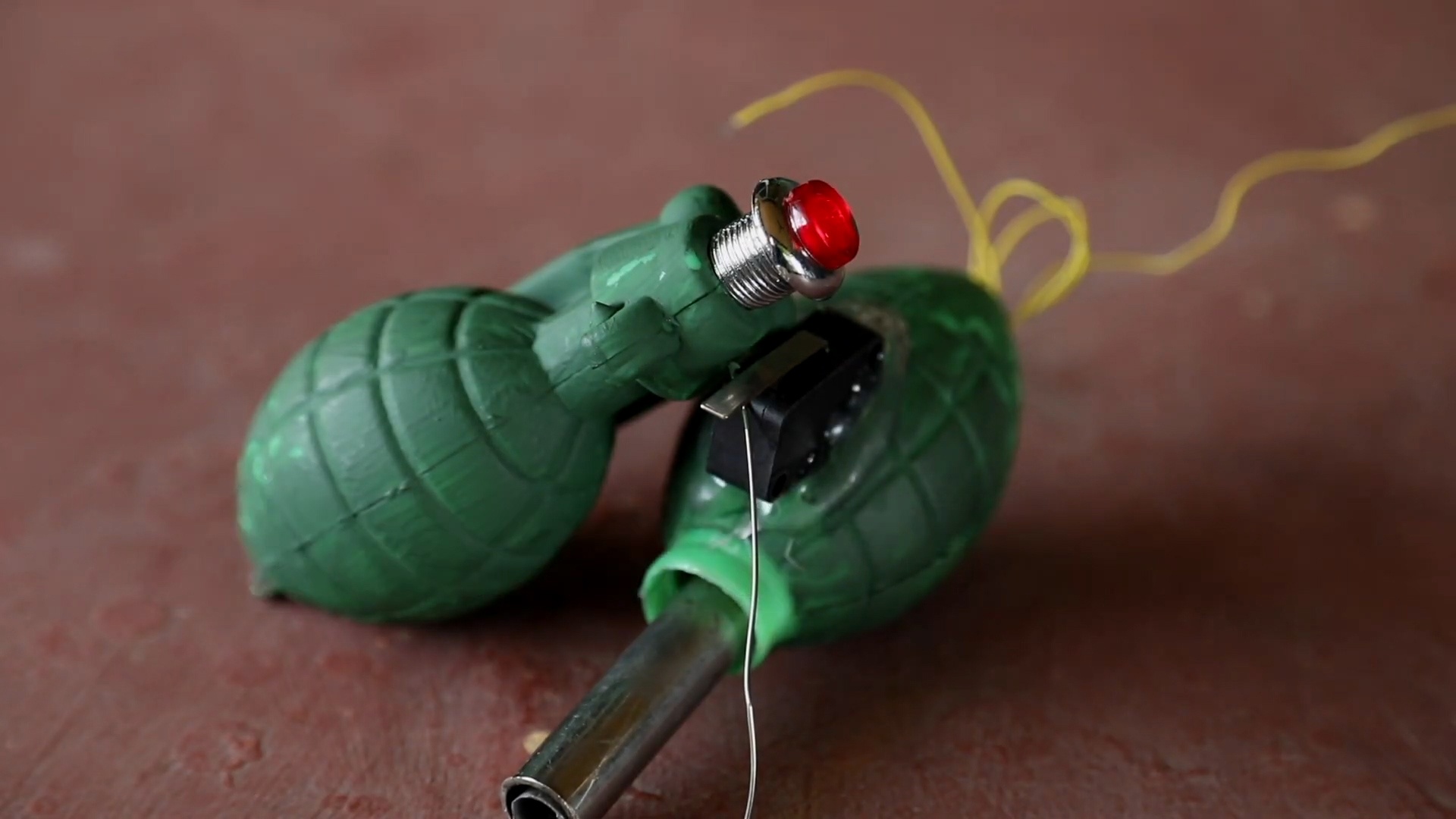 Thiet bi dinh vi co hinh luu dan giup bao ve phu nu An Do hinh anh