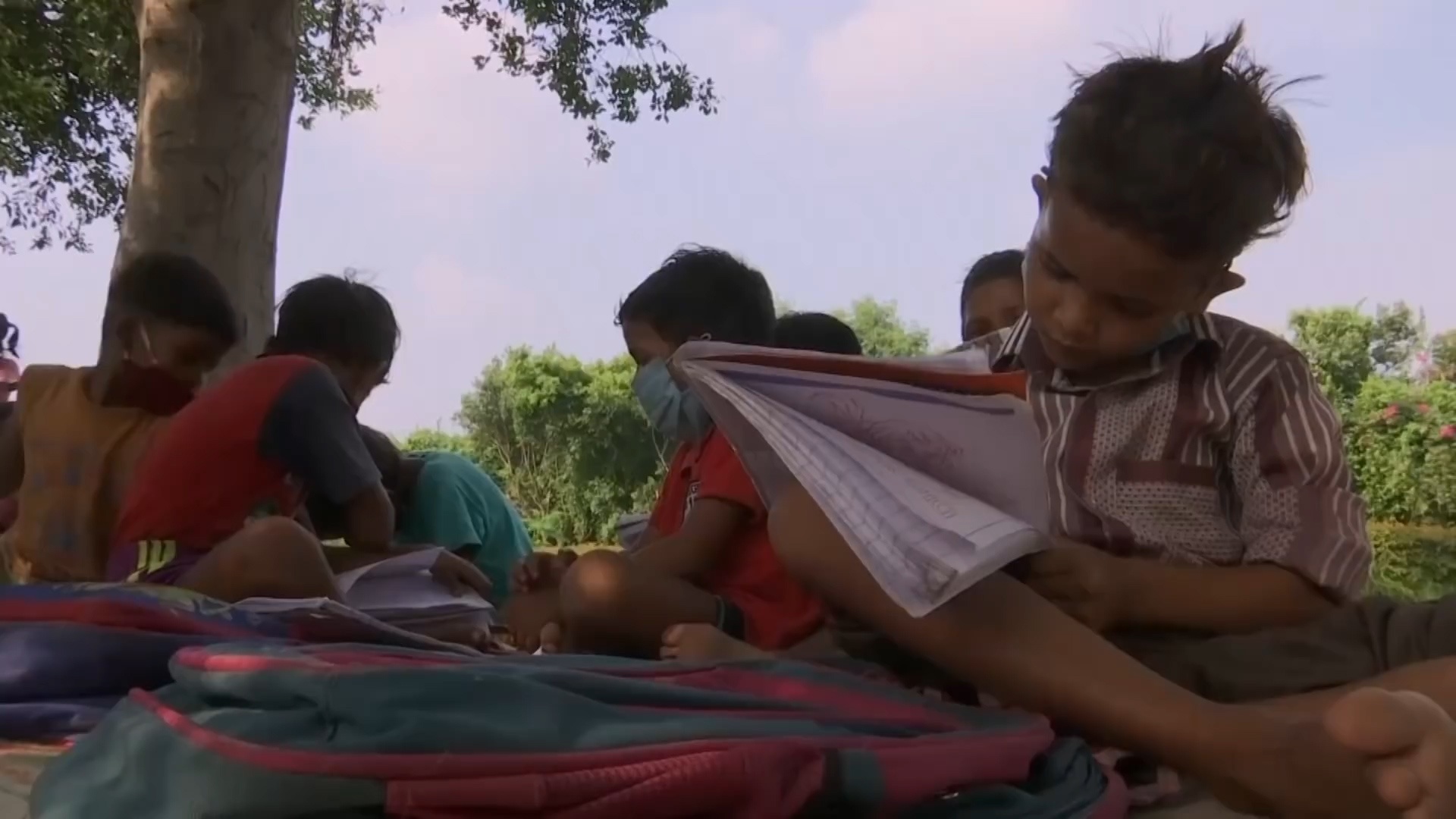 Lop hoc ven duong cua tre em An Do hinh anh