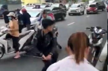 Va quet thai phu, nhom thanh nien dap xe nguoi can ngan hinh anh