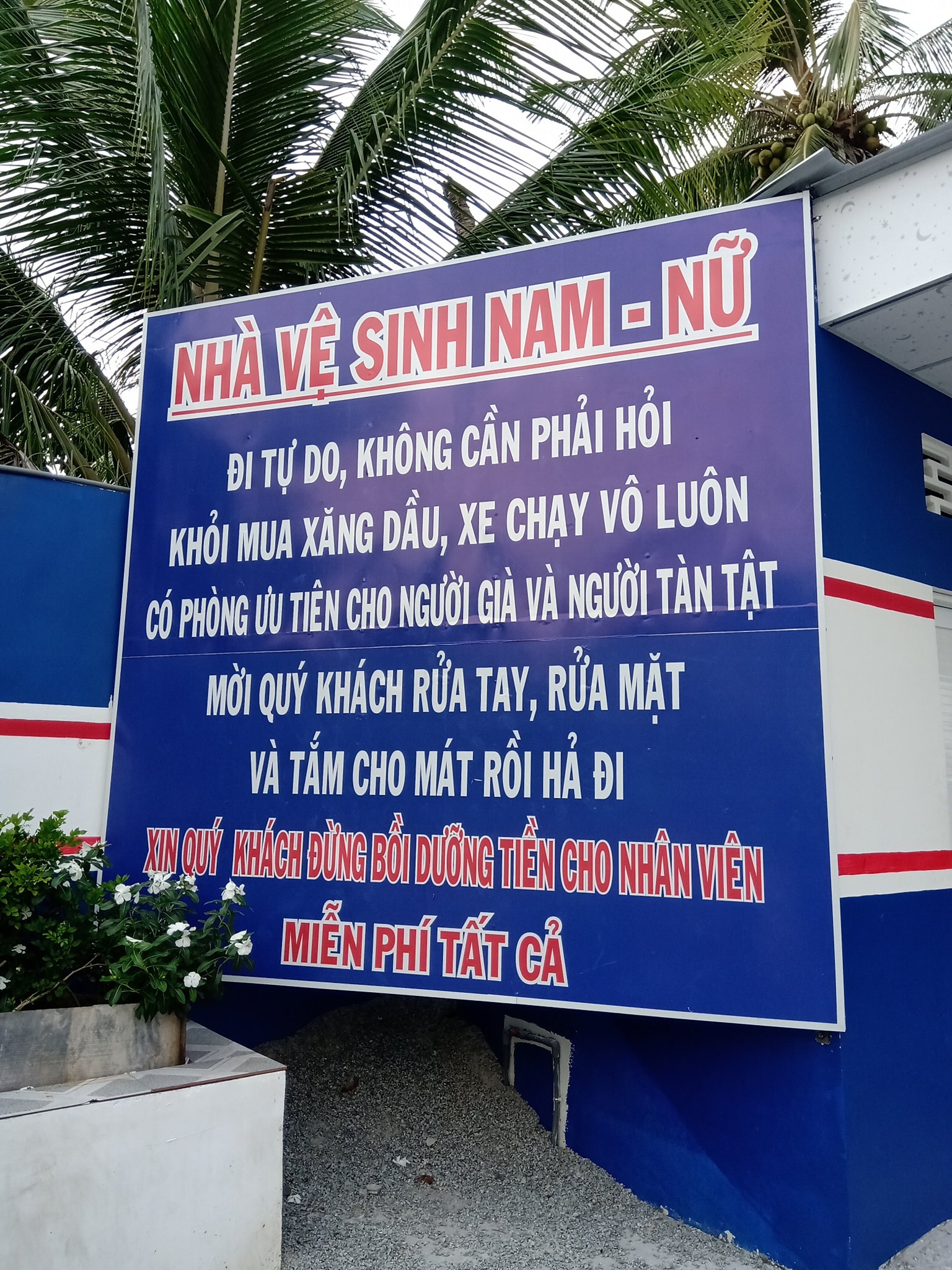 di ve sinh mien phi tai tram xang anh 1