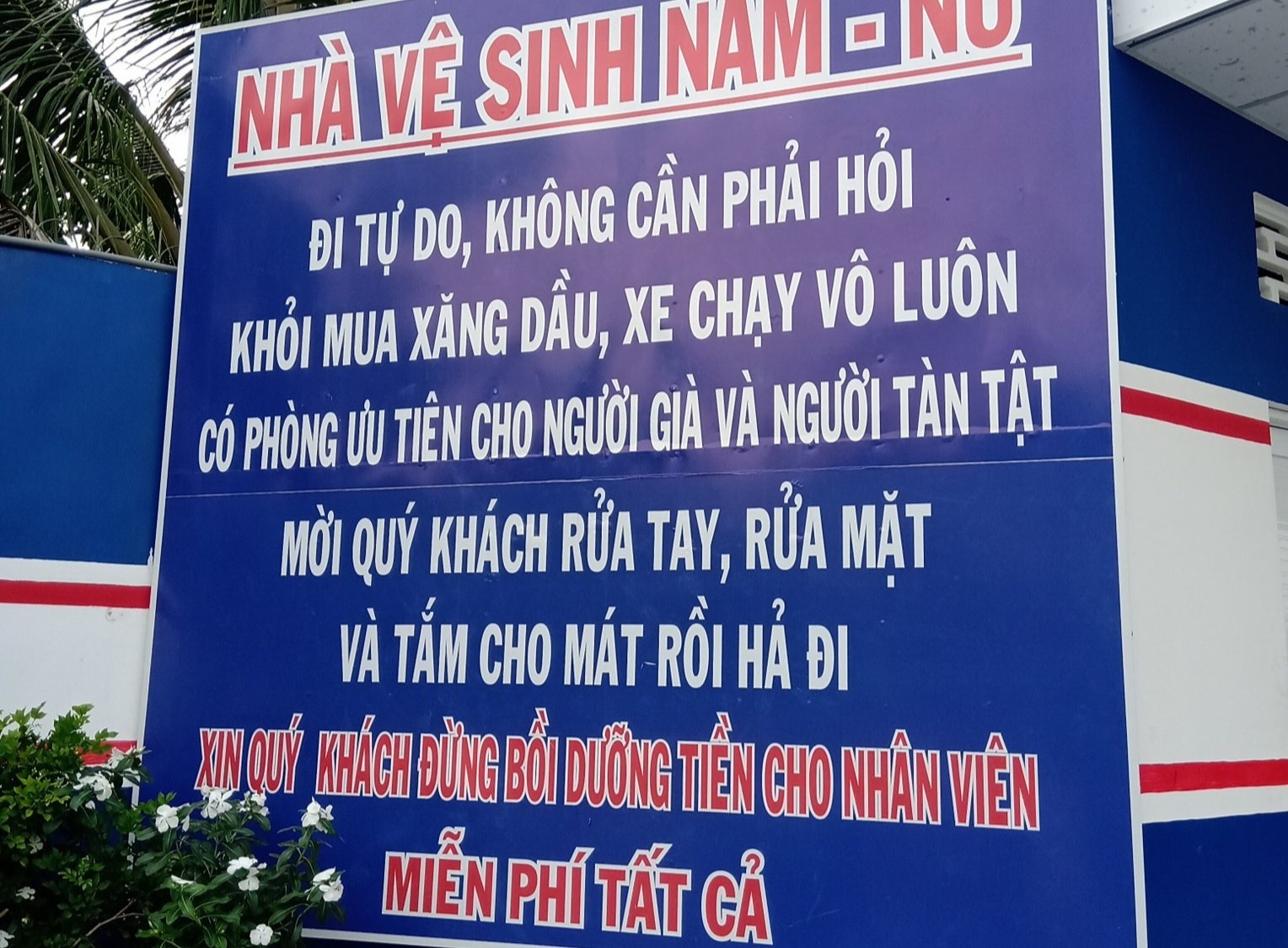 'Nha ve sinh mien phi, xin dung boi duong tien cho nhan vien' hinh anh