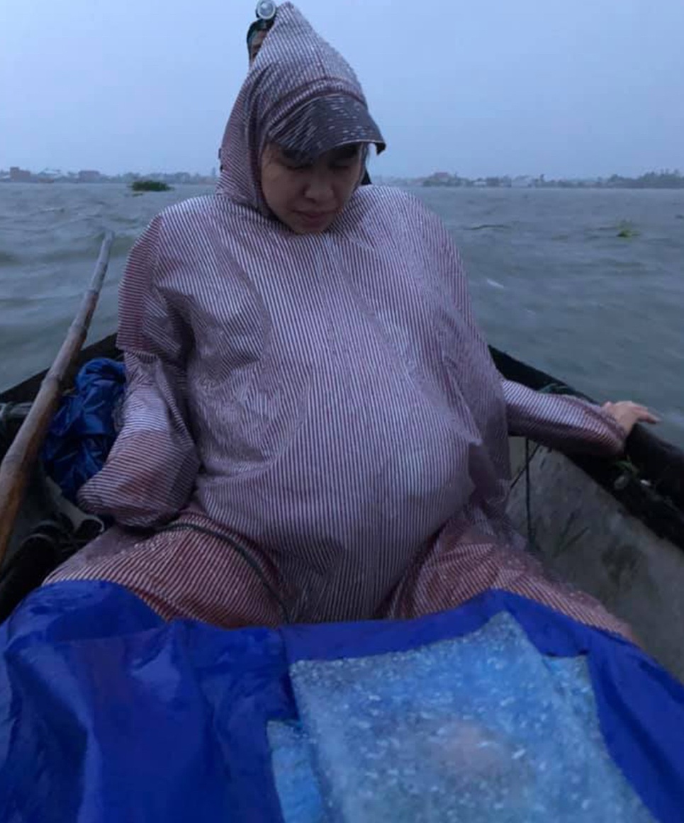 nam tai xe dua san phu di benh vien trong mua bao anh 1