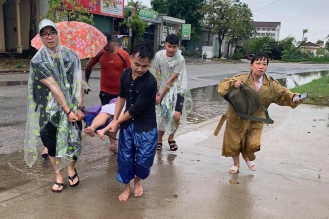 4 cau chuyen ve tinh nguoi trong mua lu o mien Trung hinh anh