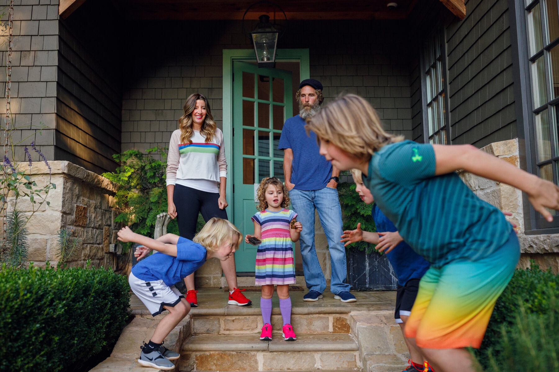 gia dinh doanh nhan gan ket mua dich anh 1