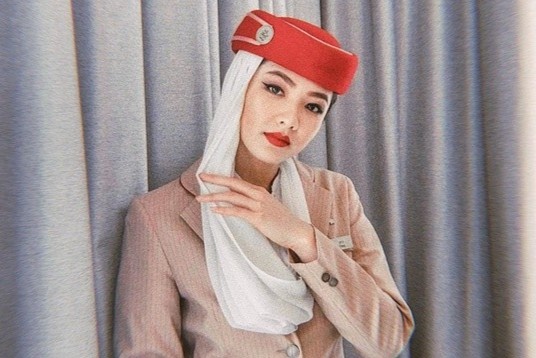 Co gai Viet lam tiep vien hang khong tai Dubai hinh anh