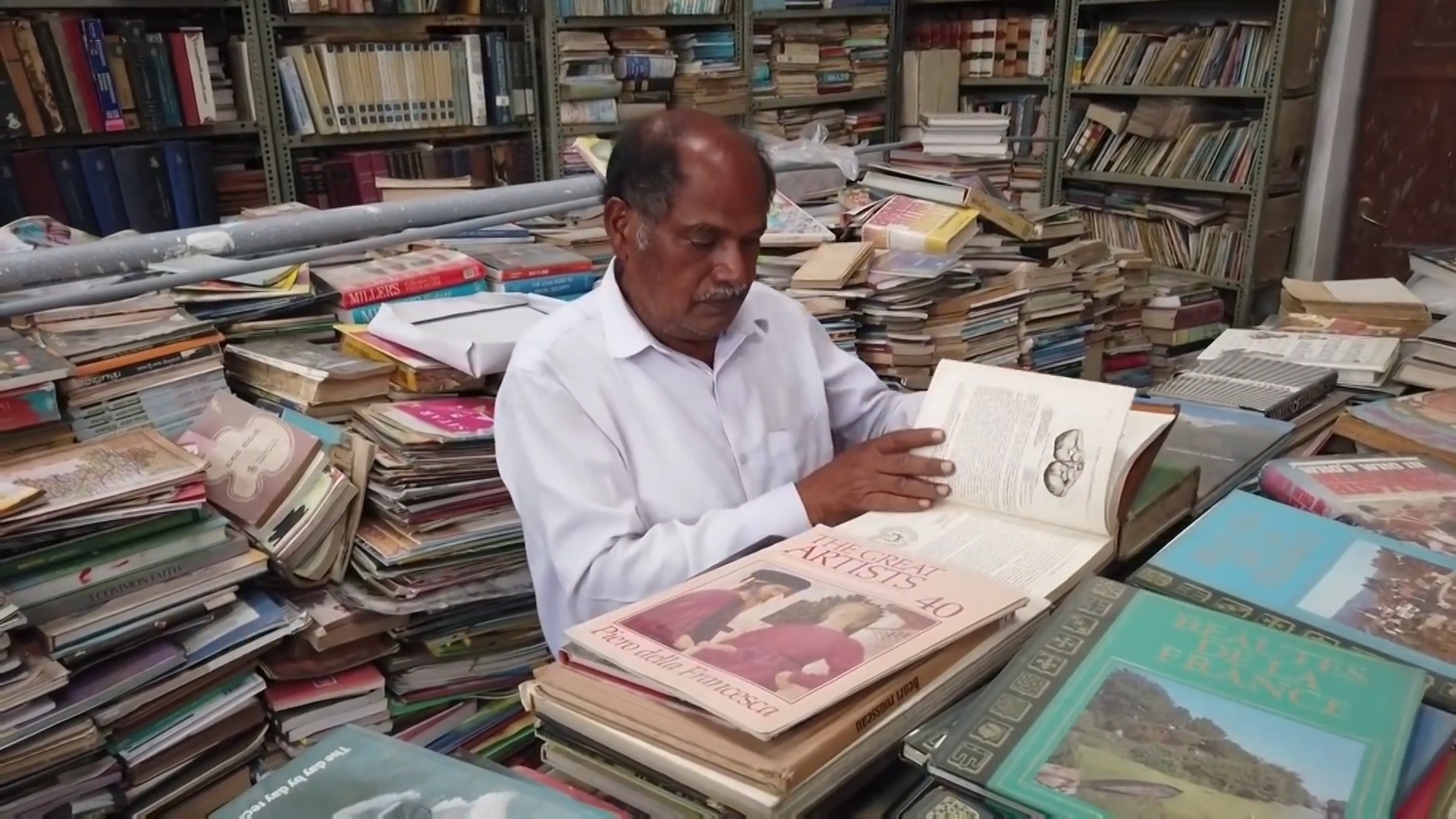 Nguoi suu tam hon 1 trieu cuon sach trong 50 nam hinh anh