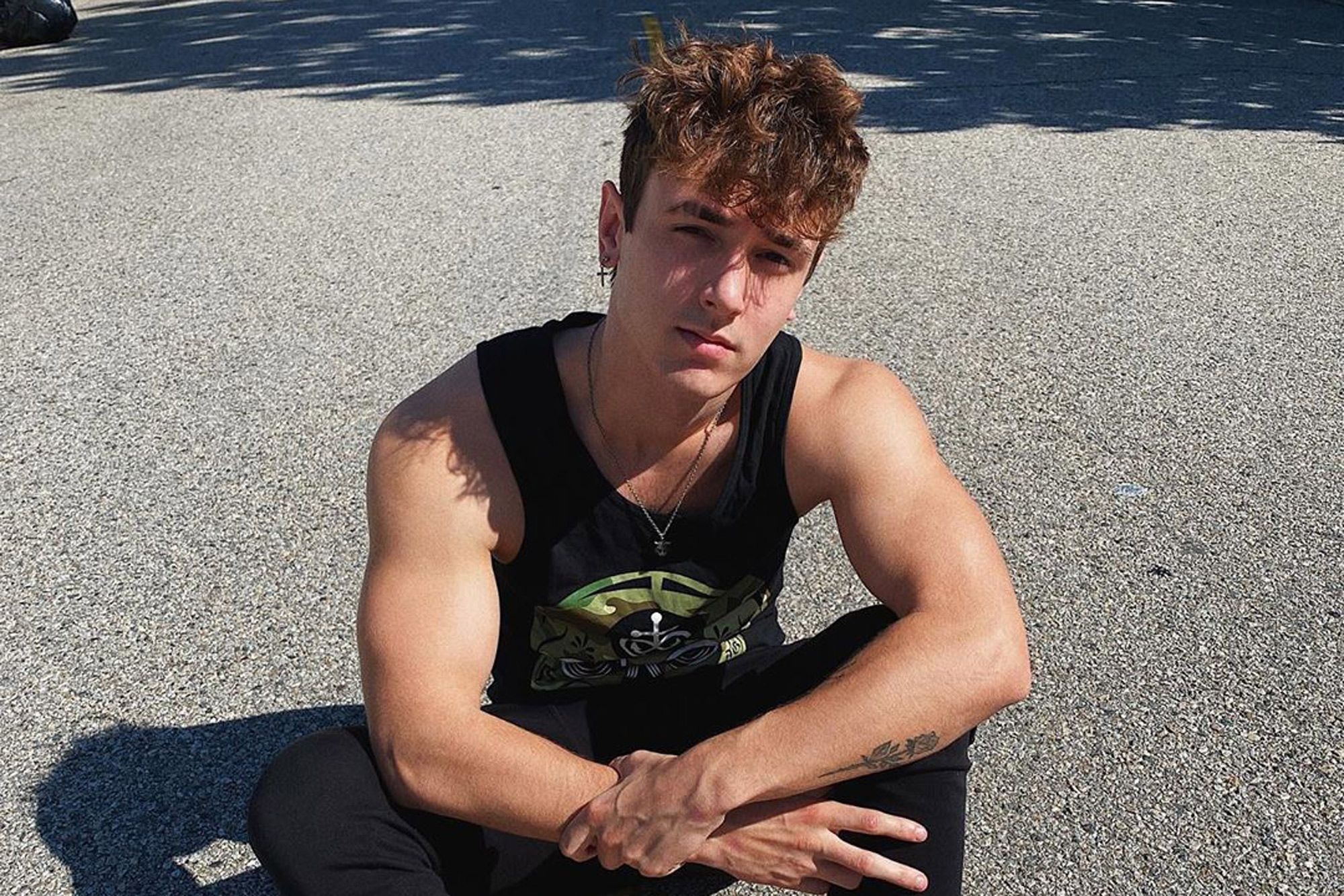 TikToker hanh hung nhan vien phuc vu khi bi cam hut thuoc hinh anh