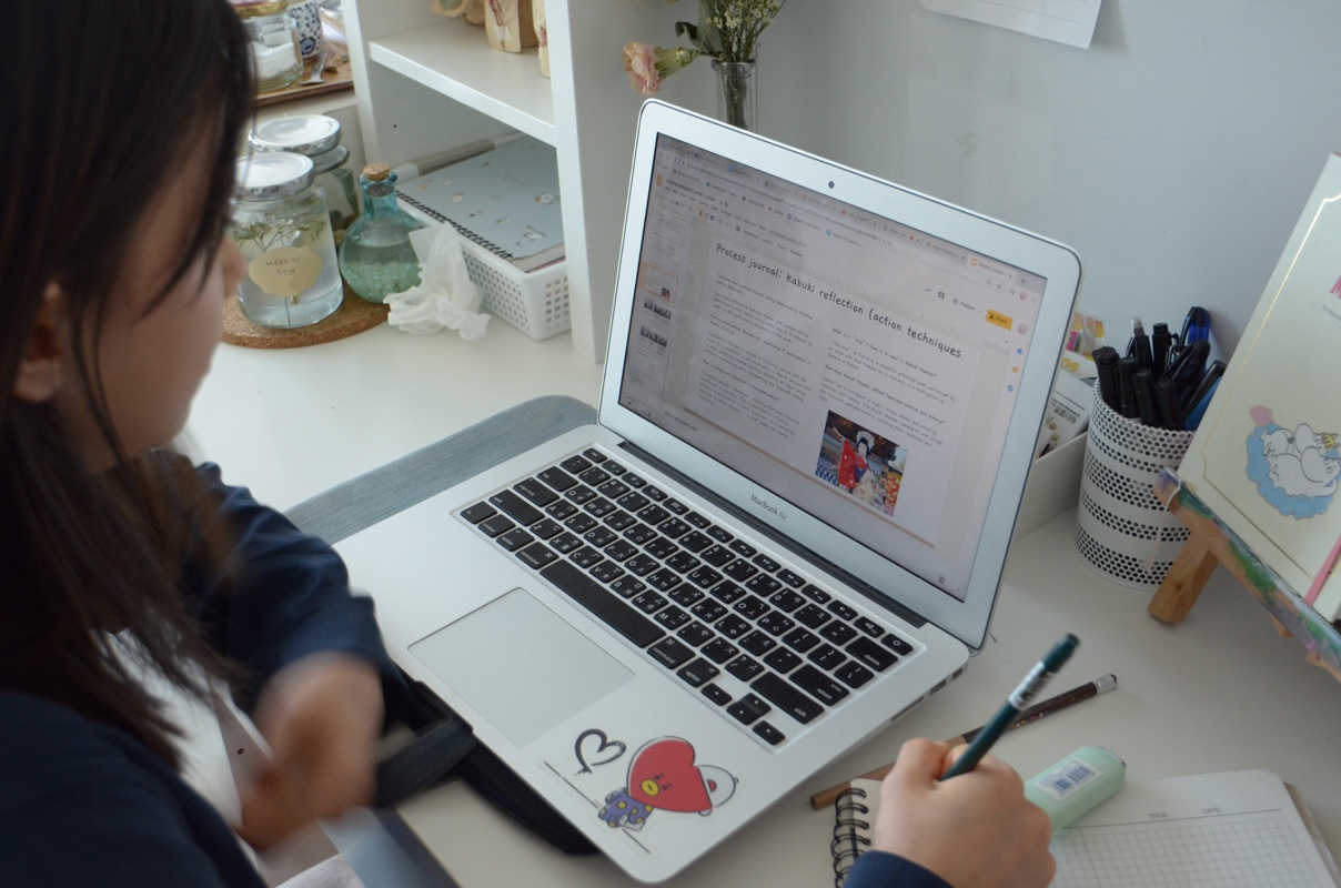 Dai dich boc tran khoang cach giau ngheo cua hoc sinh Han hinh anh