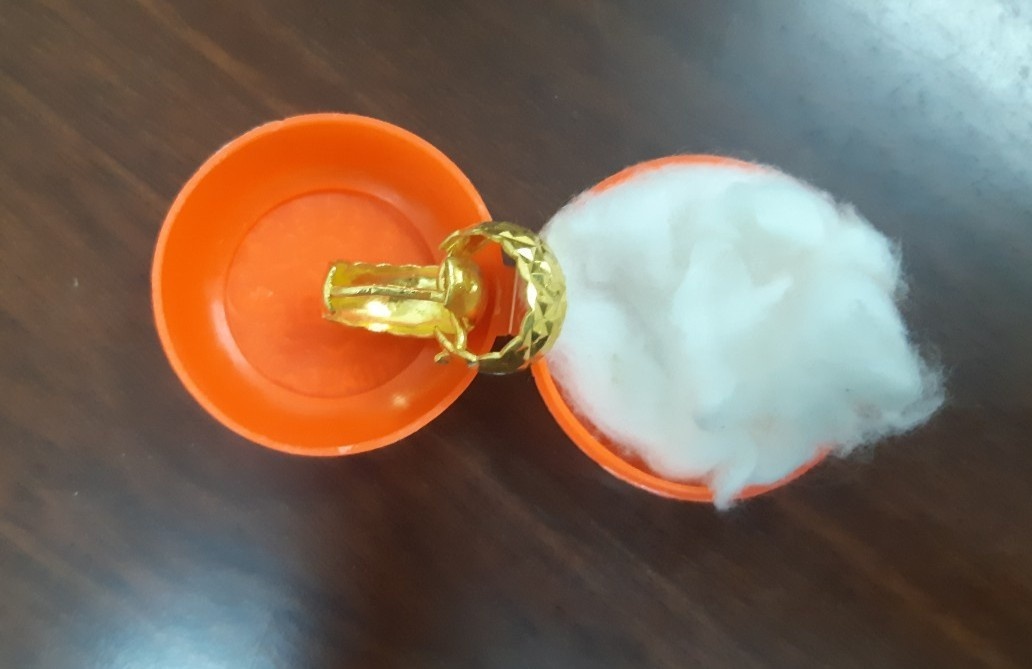 Nguoi dan Ha Tinh tra lai vang de quen trong tui quan ao cuu tro hinh anh