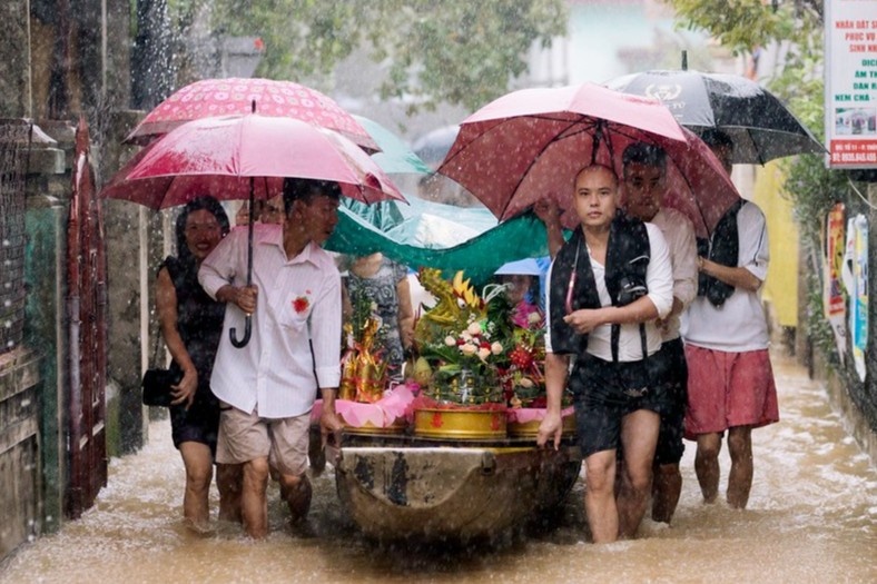 Co dau chu re hoan cuoi vi lu, co duoc hang xom mua ung ho hinh anh