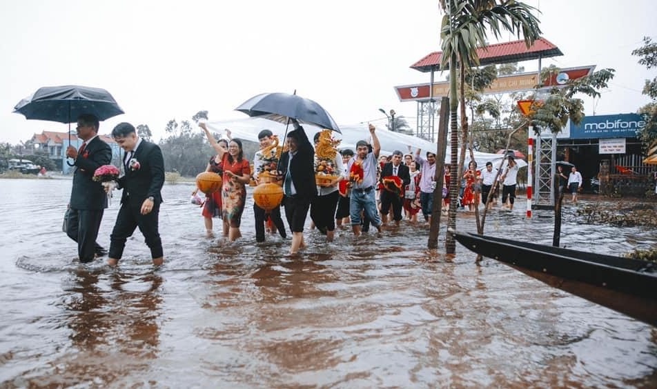 dam cuoi mua mua lu anh 1