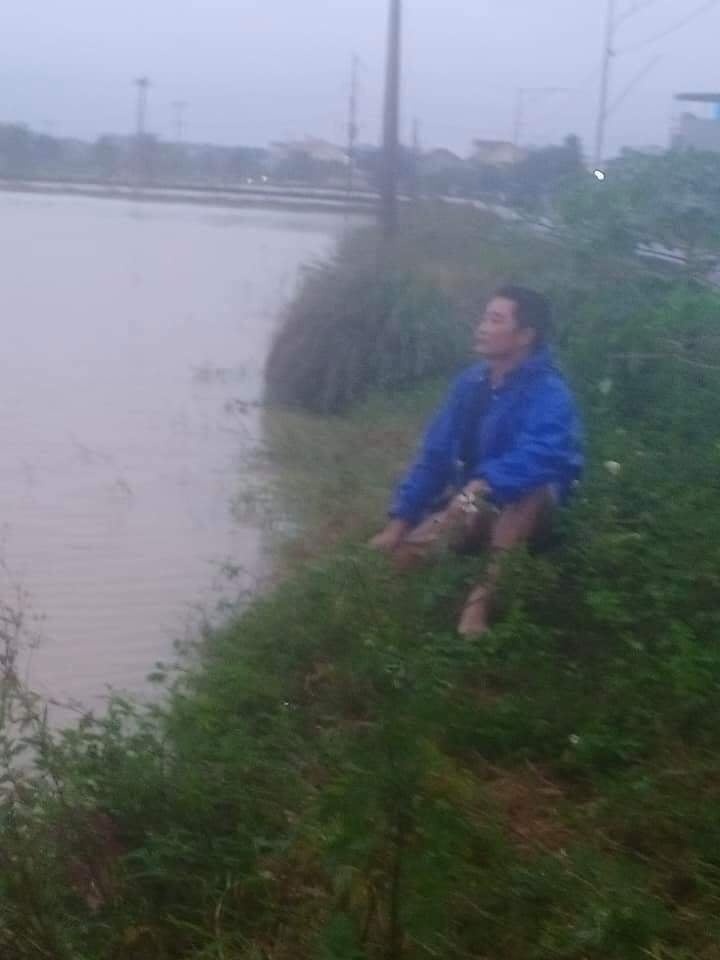 người nông dân mất trắng do lũ ảnh 1 nguoi nong dan mat trang do lu anh 1