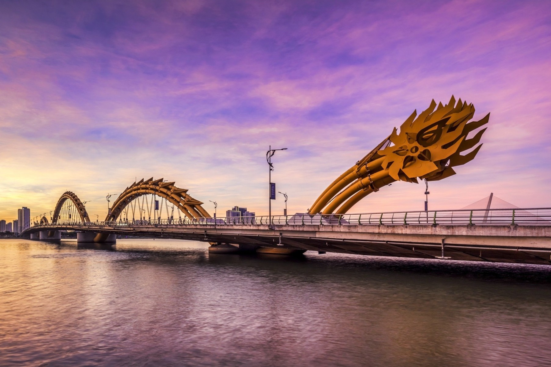 Thanh nien duoc cuu khi dinh nhay cau song Han hinh anh