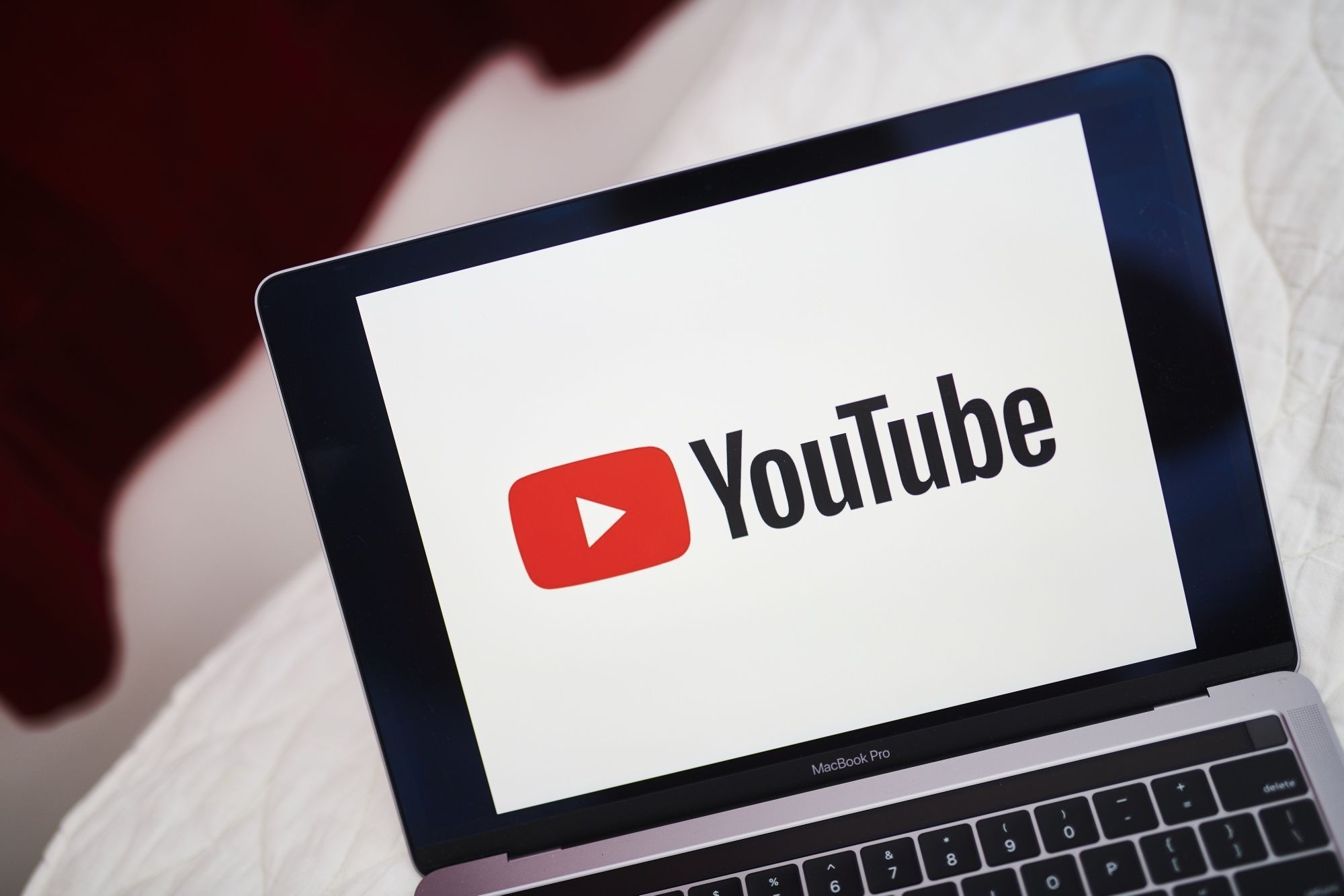 Nhieu kenh YouTube kiem tien nho dang tin gia ve bau cu My hinh anh