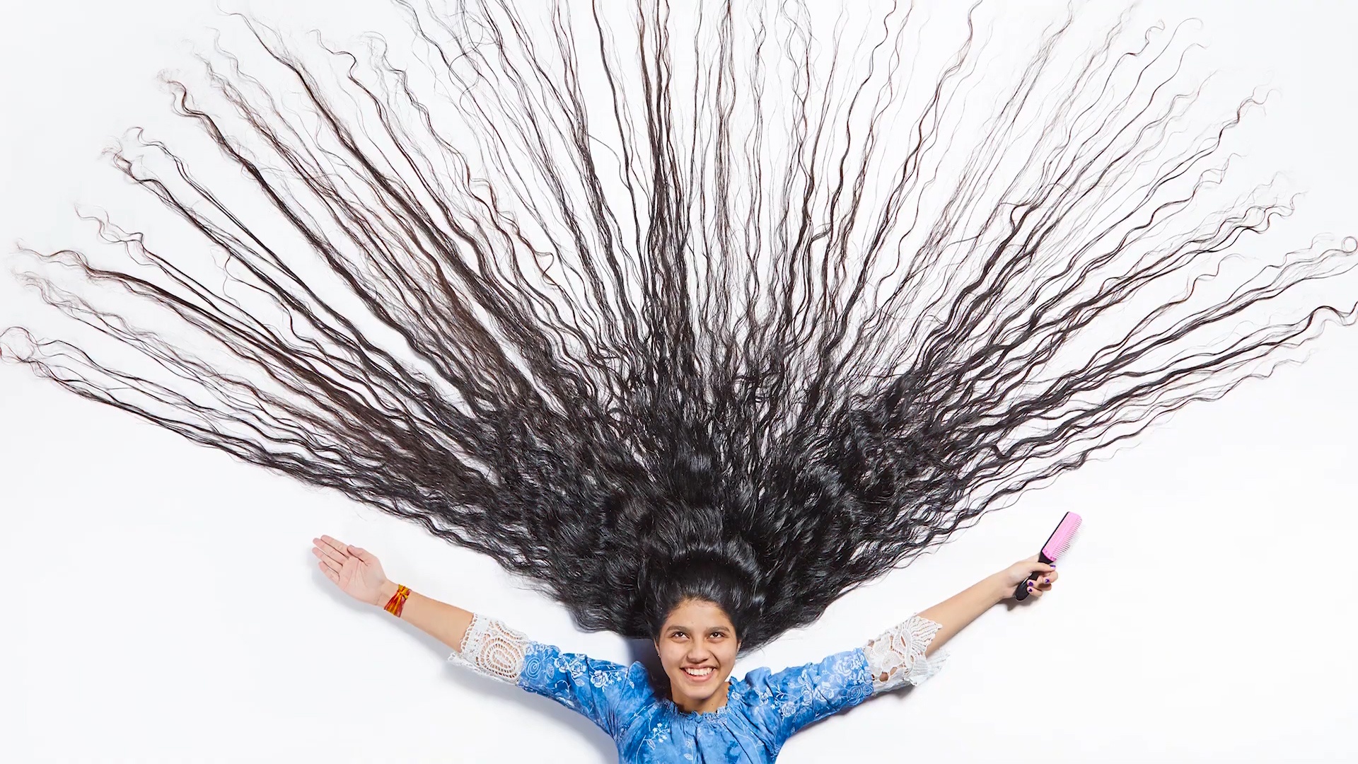 Co gai so huu mai toc dai nhat the gioi hinh anh