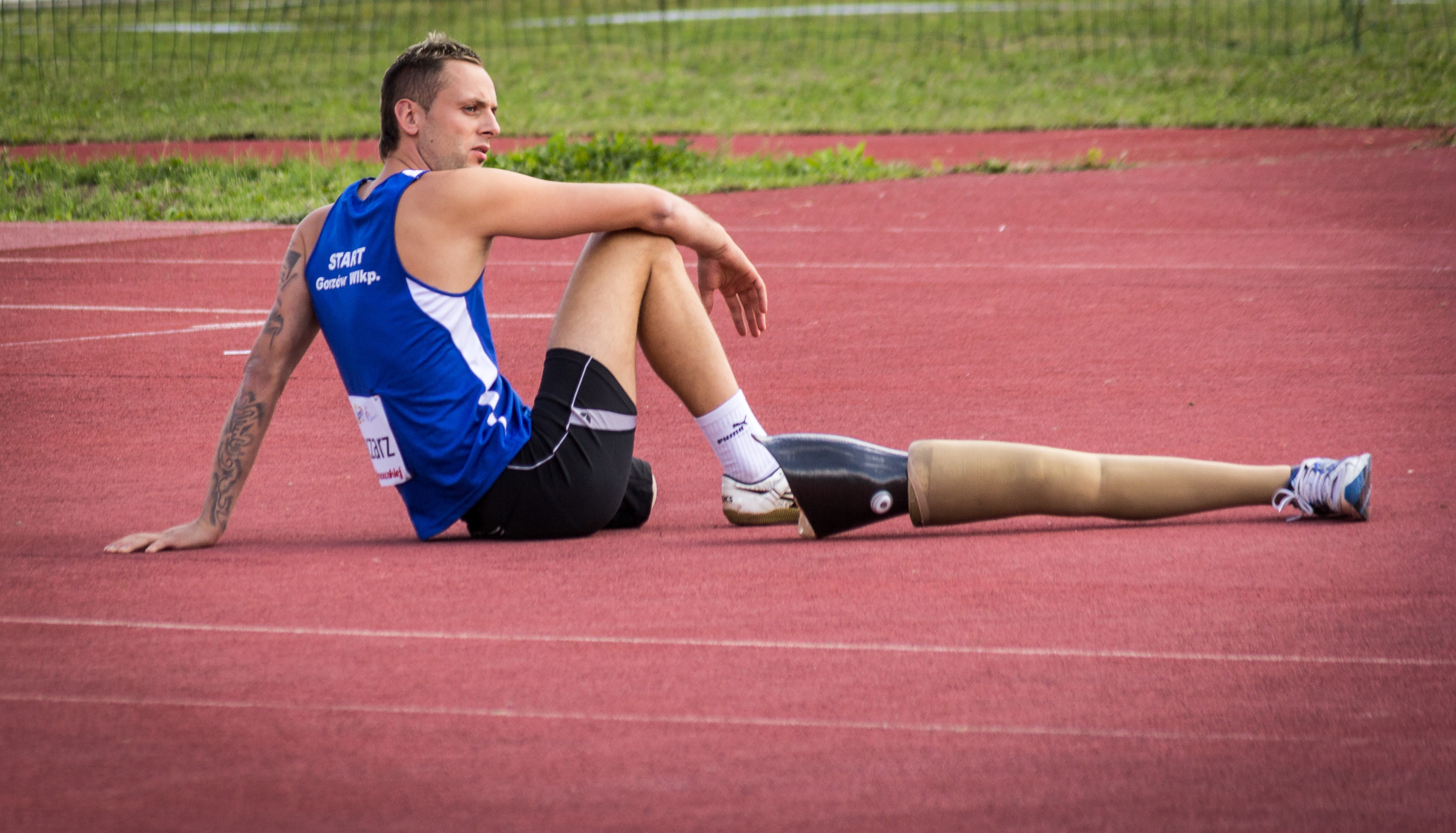 Chang trai mat mot chan 3 lan dat HCV mon nhay cao hinh anh