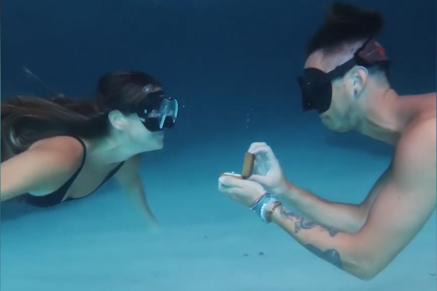 Chang trai cau hon ban gai duoi day bien hinh anh