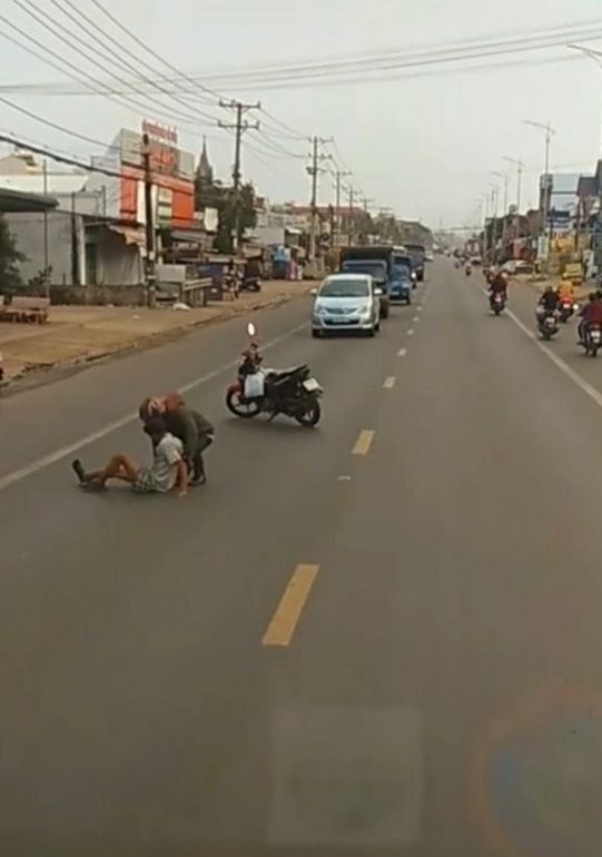 giúp người khuyết tật qua đường ảnh 1 giup nguoi khuyet tat qua duong anh 1