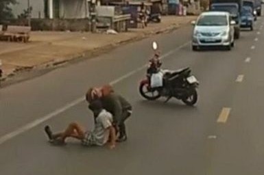 Chang trai Dong Nai giup nguoi khuyet tat qua duong hinh anh