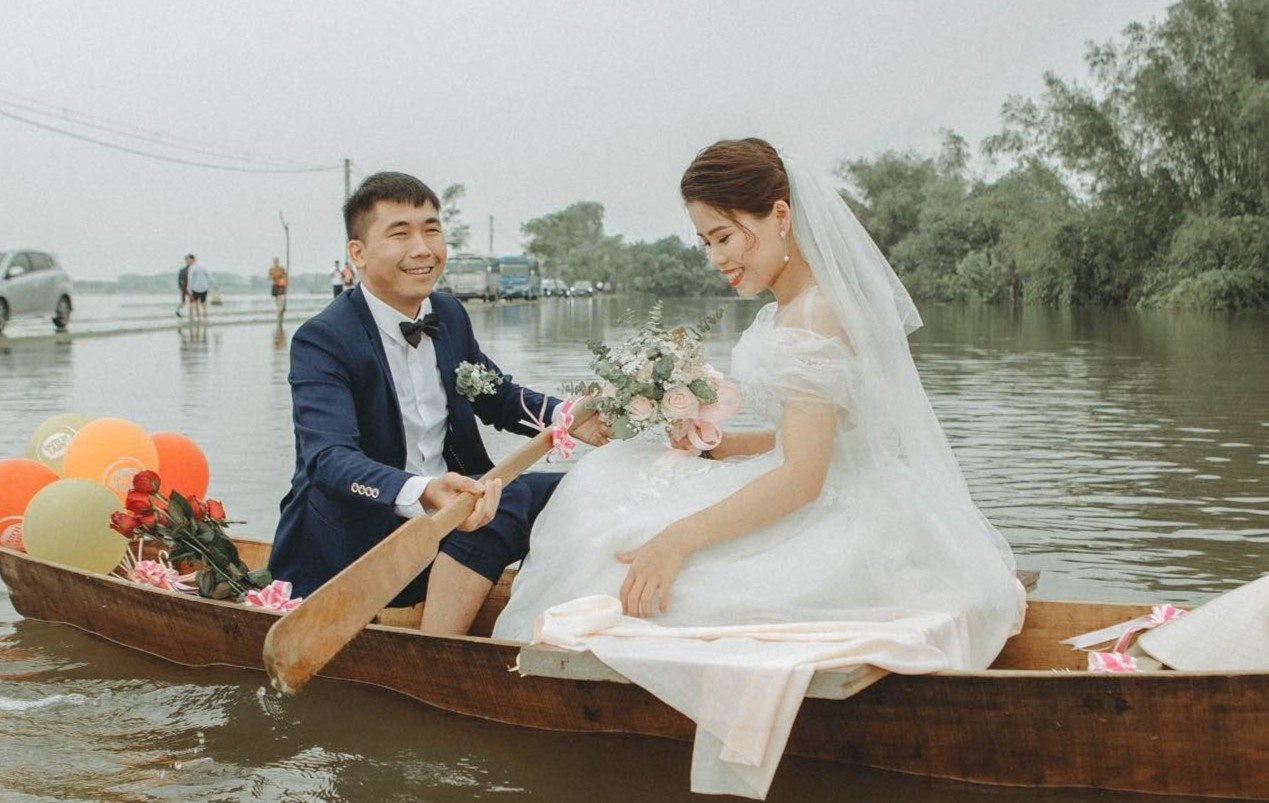 Bo anh cuoi 'vuot lu' cua doi tre Ha Tinh hinh anh