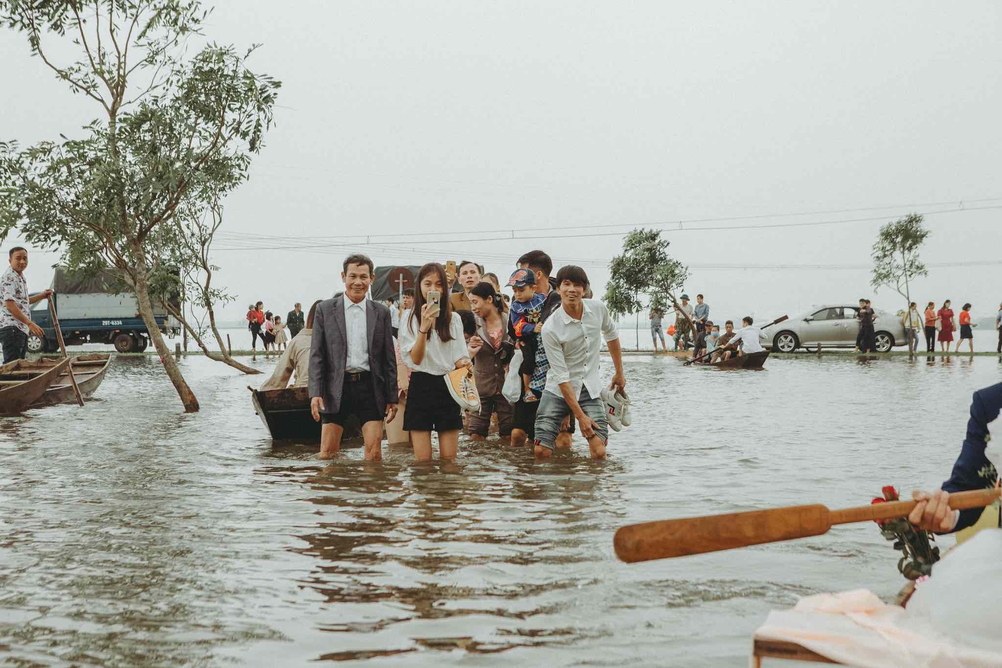 dam cuoi vuot lu anh 2