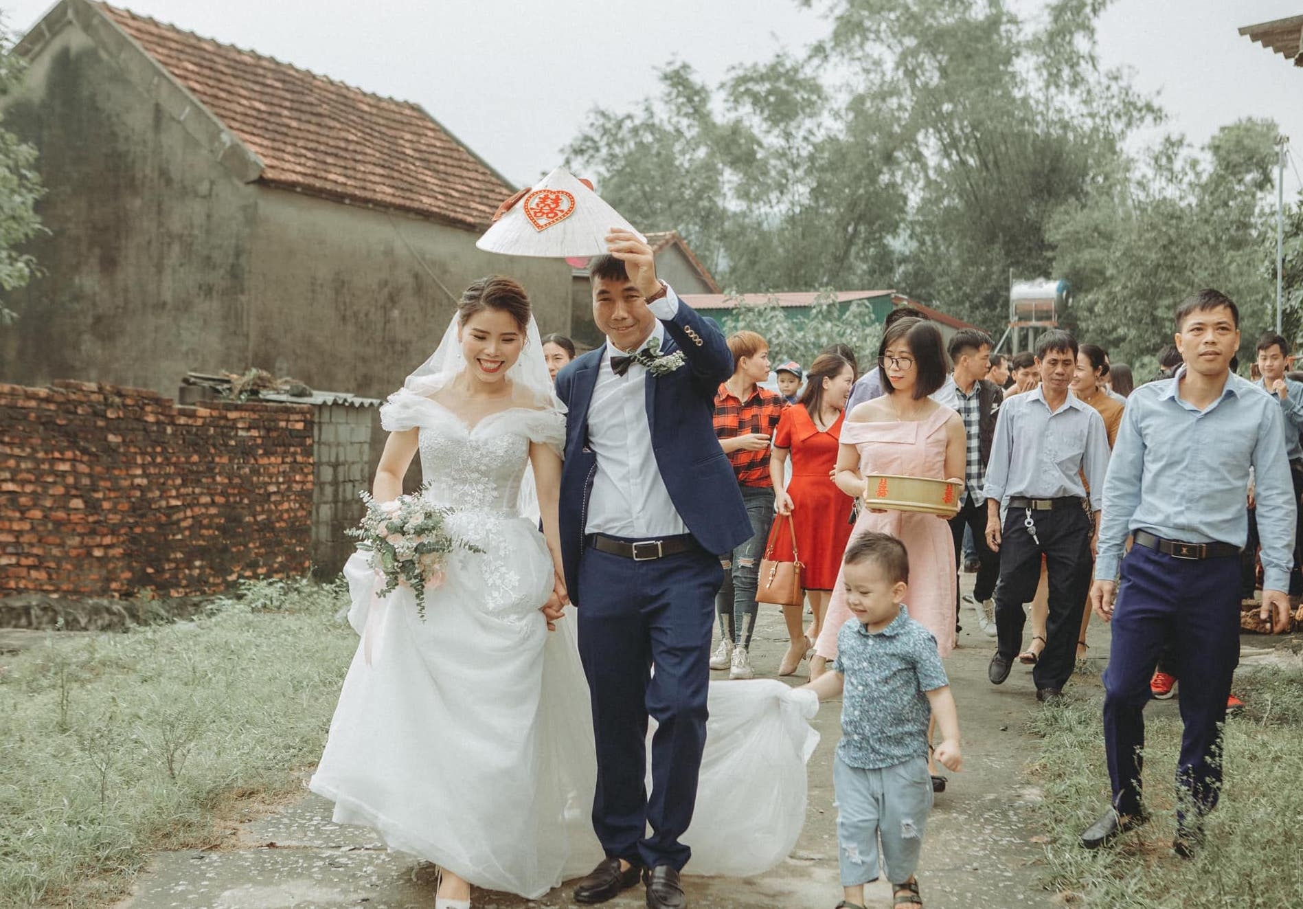 dam cuoi vuot lu anh 7