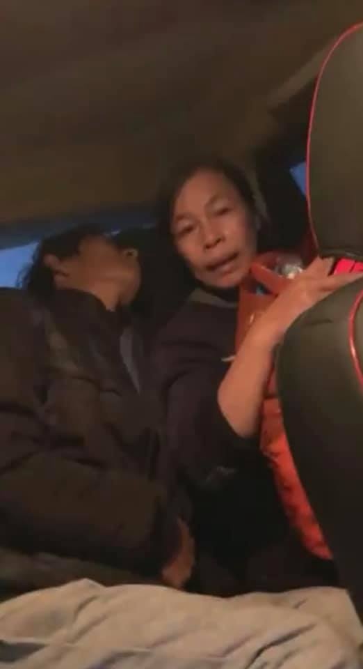 cong an dua nguoi dan di cap cuu anh 1