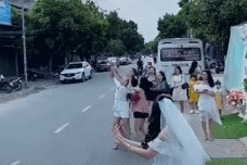 Co dau tung hoa cuoi ngoai duong khien ban suyt gap nan hinh anh