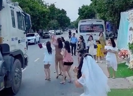 ném hoa cưới suýt bị tai nạn ảnh 1 nem hoa cuoi suyt bi tai nan anh 1
