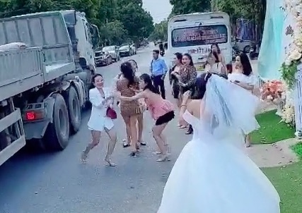 Bat hoa cuoi ngoai duong, co gai suyt bi xe container dam hinh anh