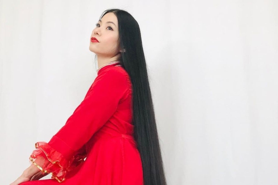 Nguoi phu nu co mai toc dai 1,6 m hinh anh