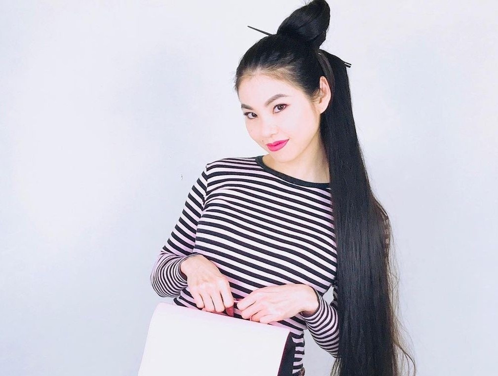 Nguoi mau Nhat Ban bi xuc pham vi 15 nam khong cat toc hinh anh
