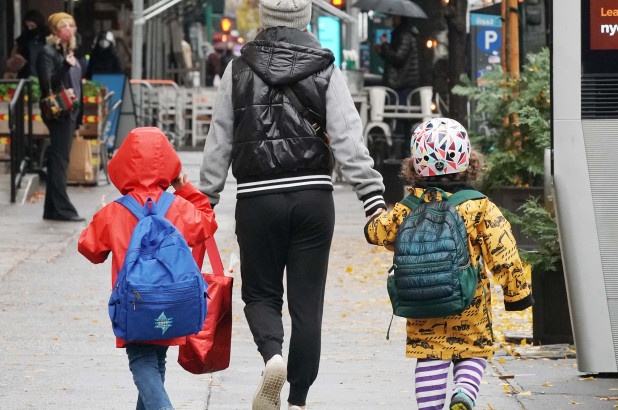 Nhieu cap vo chong ngai sinh con vi so bien doi khi hau hinh anh