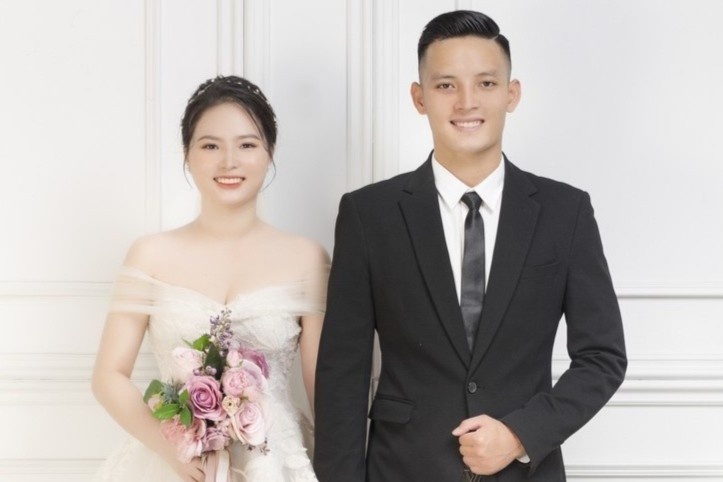 Nhan sac vo moi cuoi cua cau thu Hoang Van Khanh hinh anh