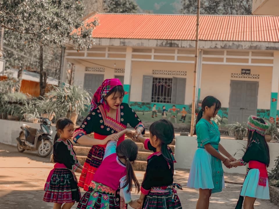 co giao tu thanh pho len bien gioi anh 1