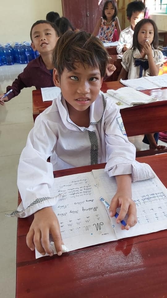 co be 8 tuoi vuon len trong hoc tap anh 1