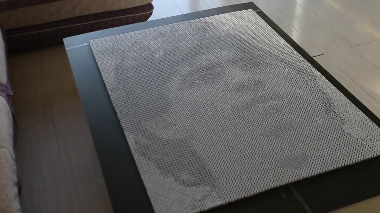 Dung hang nghin vien xuc xac de ve chan dung Diego Maradona hinh anh