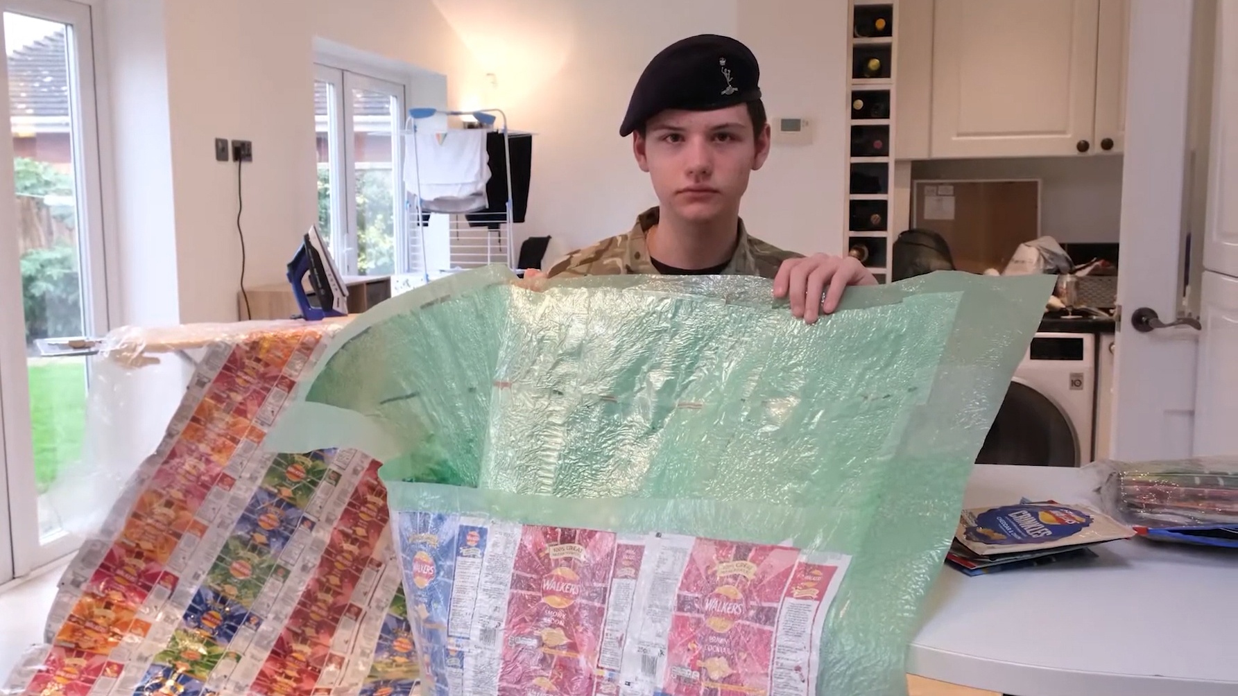 Chang trai lam tui ngu cho nguoi vo gia cu tu vo banh keo hinh anh