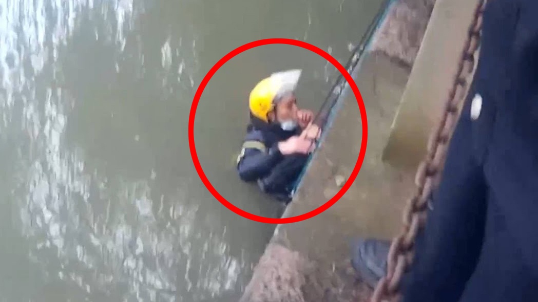 Nguoi giao hang nhay xuong song cuu ong lao 70 tuoi o Trung Quoc hinh anh