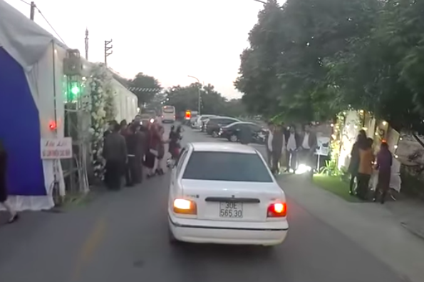 Khach moi suyt gap tai nan vi dam cuoi dung rap giua duong hinh anh